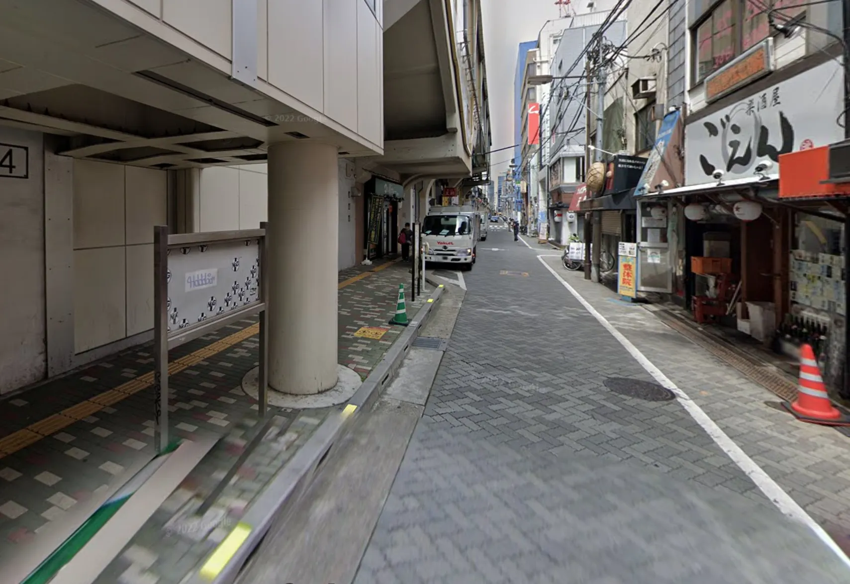 大通りを左折し、直進します。