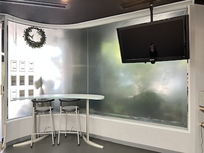 更衣室もご用意しております。洗面台もあり、レッスン前後のみだしなみもばっちりです。