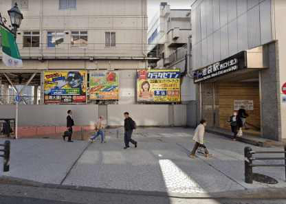 池袋駅西口（北）を出て、そのまま真っすぐ進みます。