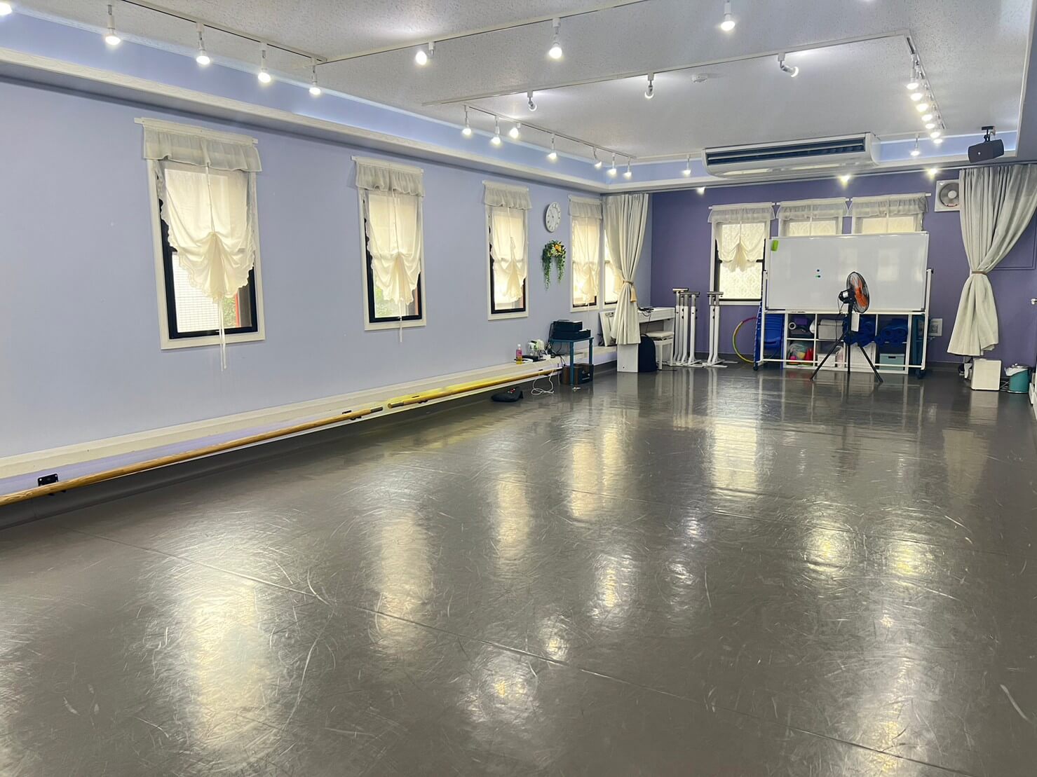 窓がたくさんあるので、良い空気のなかで踊ることができます。