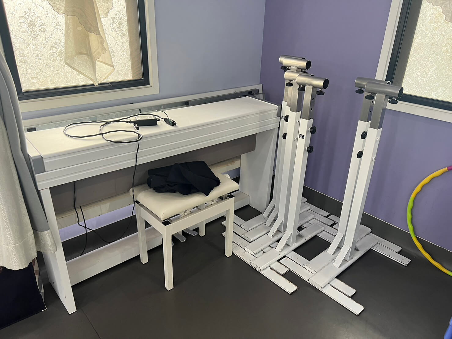 スタジオにはピアノもあり、プロさながらに生演奏とともに踊ることも。