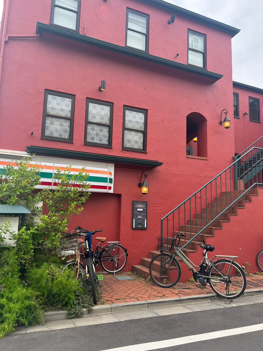 赤い外壁が目印です。1階にはコンビニがあるので便利です。