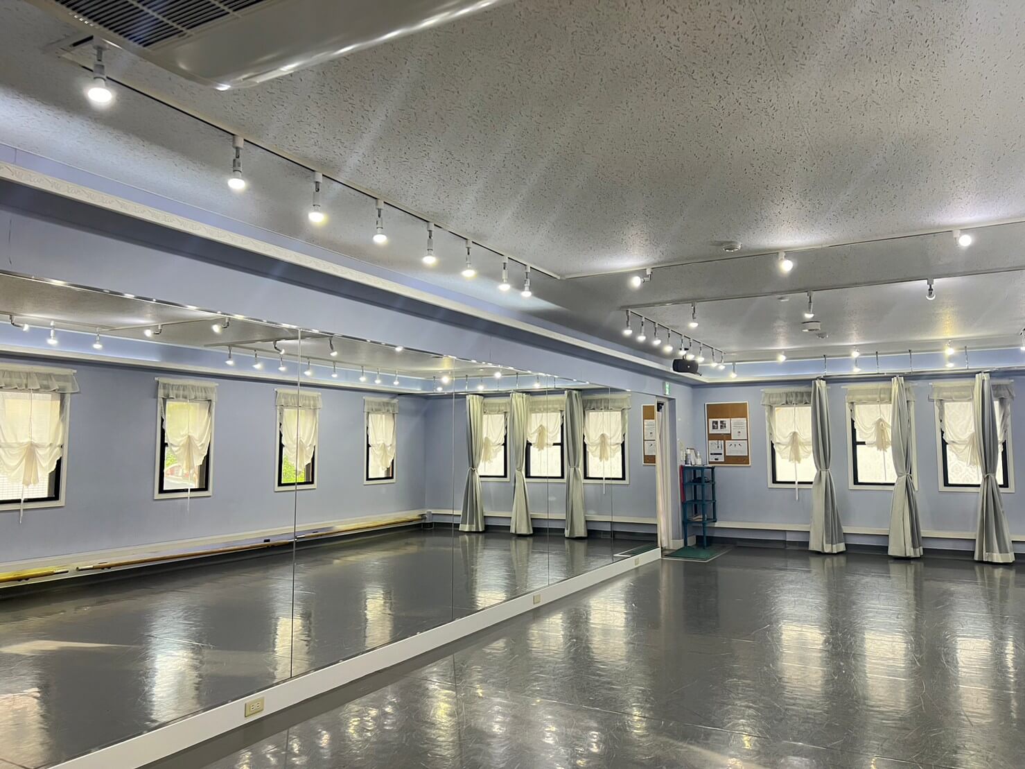 壁一面が大きな鏡になっており、講師の動きもよく見えます。