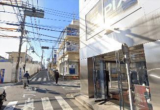 まっすぐ進み商店街を抜け、スーツ屋の信号を右に曲がります。