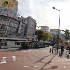 駅構内と駅ビルを抜け、川崎駅前南交差点に出てドトール珈琲店の方向に真っ直ぐに進みます