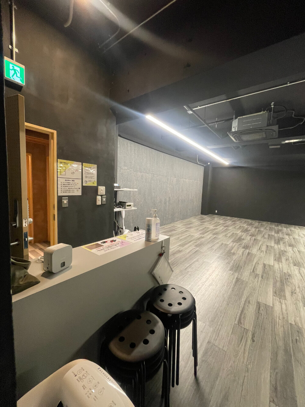 入口付近にはカウンターがあります。