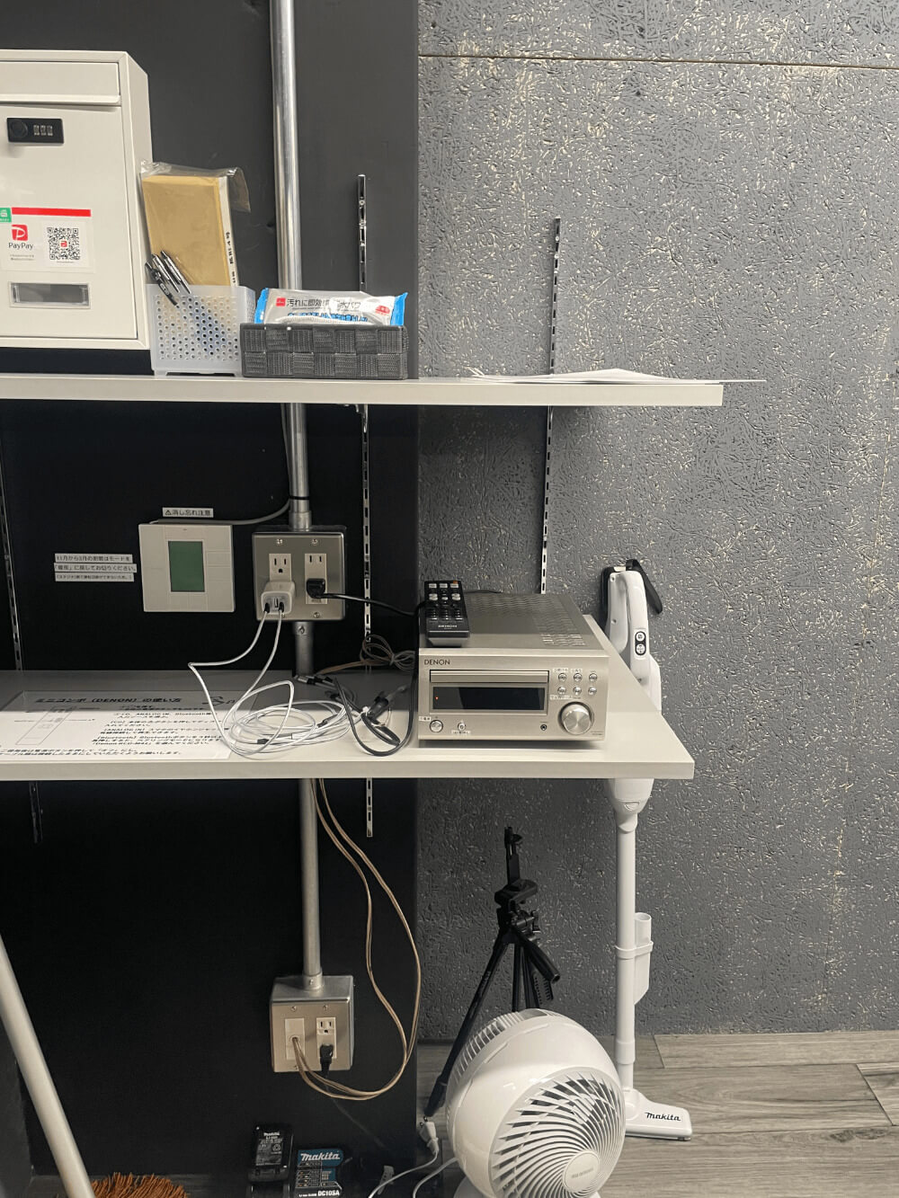 音楽プレイヤーやスマホスタンドなど、設備も充実。