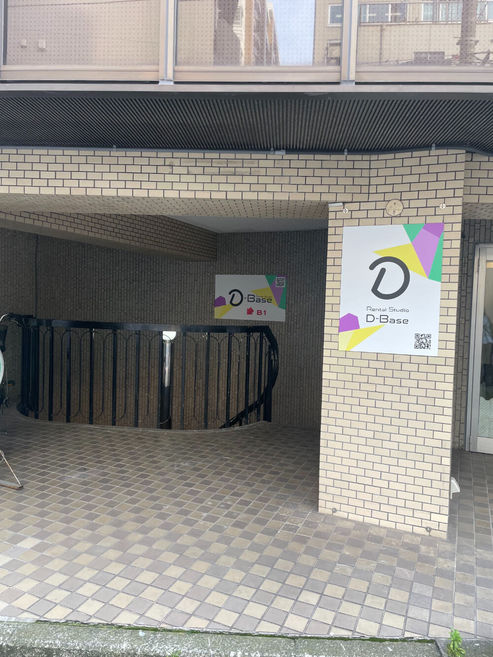 外階段をおりてお越しください。