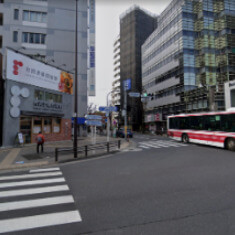 駅と反対側、早稲田塾の方向へ進みます