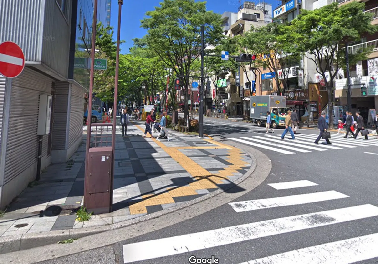 そのままもう少し進み、交番まで直進します。