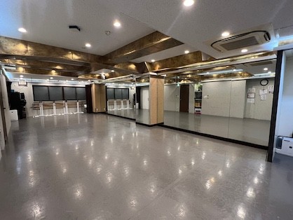 壁一面が鏡張りになっているので、自分の動きもよく確認できます。