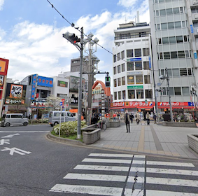 1.高円寺駅北口に出て、左手の方向に進み、横断歩道を渡ります。