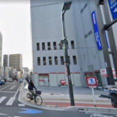 右手に見えるみずほ銀行に沿って右折します