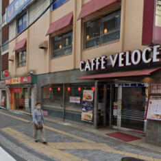 新南口を出てベローチェの前を進みます