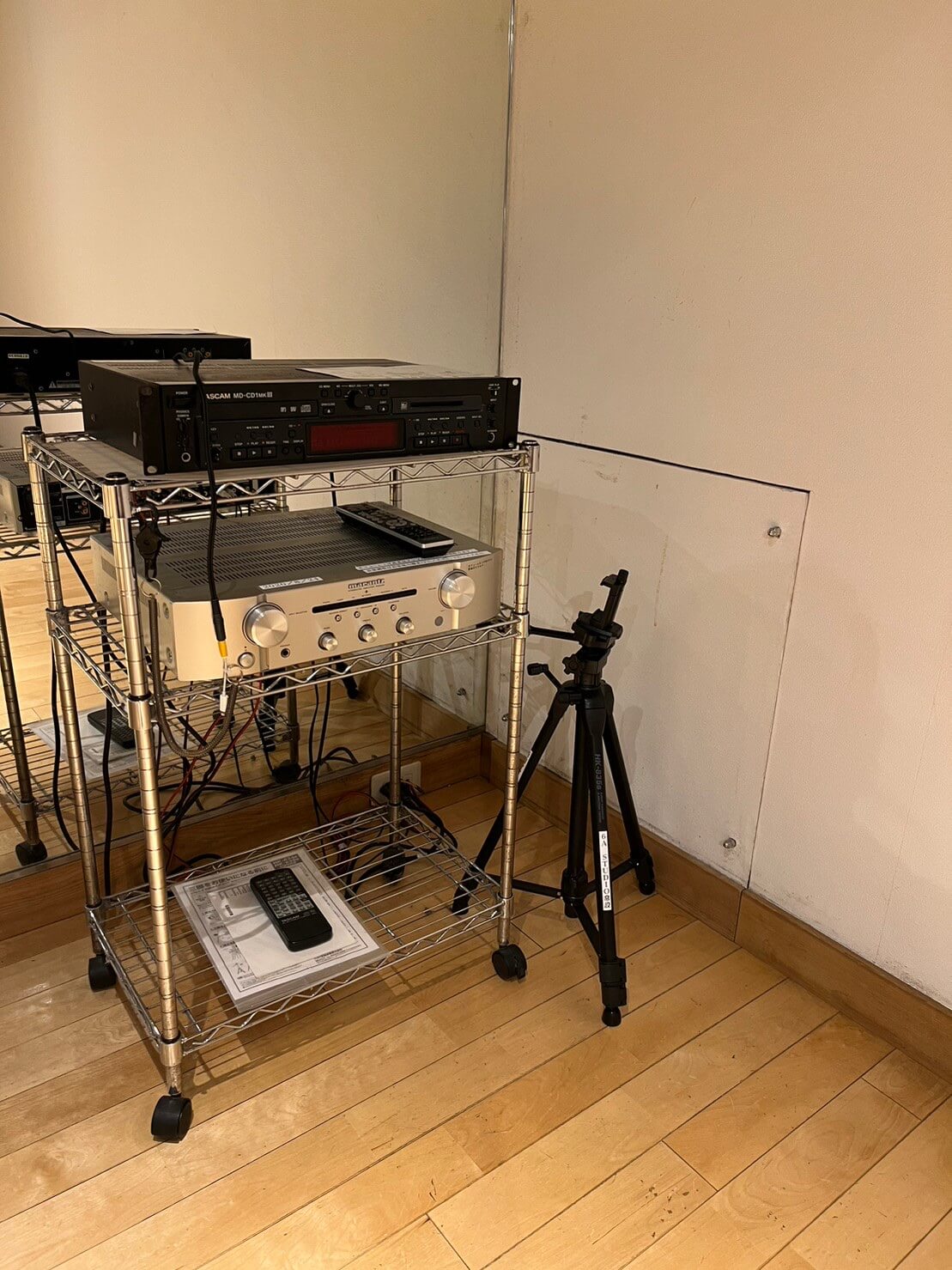 音響設備のほか、スマホスタンドも常備。いつでもレッスン風景が撮影できます。