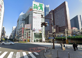 青梅街道の横断歩道を縦横それぞれわたります