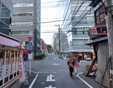 「止まれ」を目印に、右に曲がります