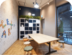 「お子様用インテリア」「お子様の身長に合わせたインテリアや色鮮やかな家具でお迎えいたします」