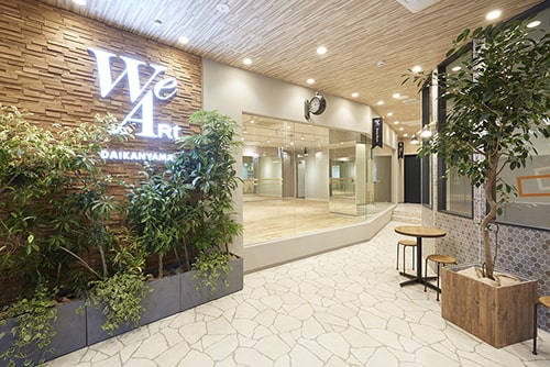 緑を多く配置し、おしゃれな街並みをイメージしたエントランスで会員様をお出迎え。こだわりの空間でゆったりとお過ごしください。