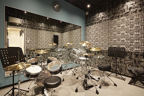 ドラムルームにはキッズドラムも完備。講師と一緒に演奏できるだけでなく、親子で一緒にドラムレッスンを受けられます。