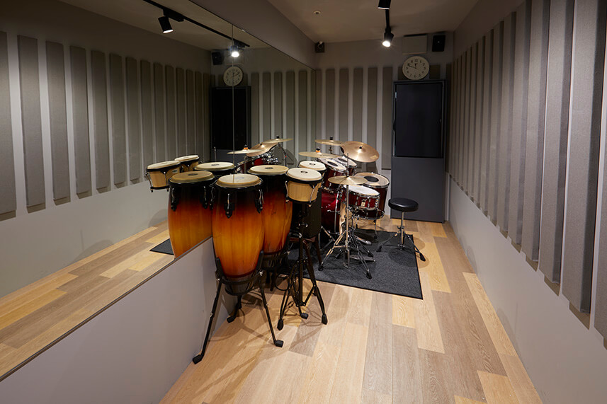 ドラムの他にカホンやボンゴといった打楽器もあるので、パーカッションレッスンもご受講いただけます。パーカッションはお子様に人気のコースです。