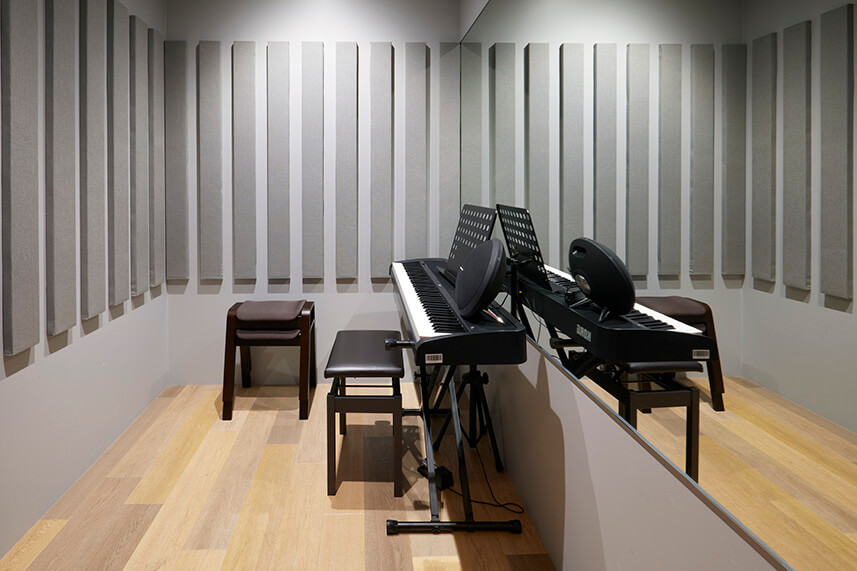 広さの異なるレッスン室が14部屋あり、アンプやキーボード等様々な設備も置いております。レッスン内容にあったお部屋をご利用いただけます。