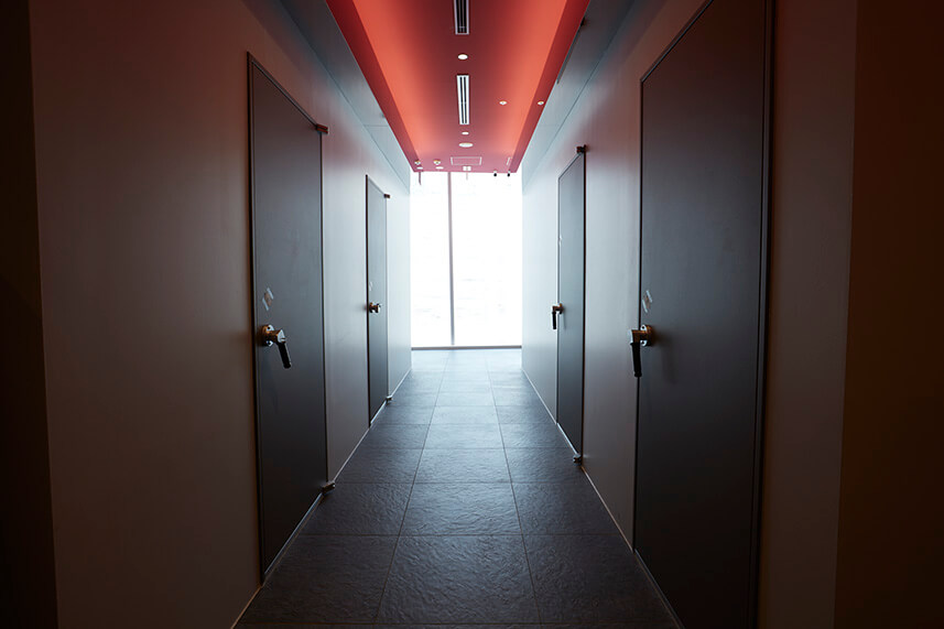 スタジオの奥は一面が窓となっており、6階から銀座の風景を見下ろしていただけます。内装には赤色を用いており、スタイリッシュな空間を演出します。