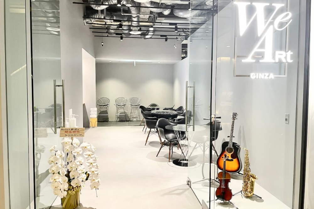 音楽教室激戦区・銀座にあるEYSの旗艦スタジオ。高級感のあるガラス張りのラウンジは、音楽を楽しむ仲間が集まる癒やしの空間です。