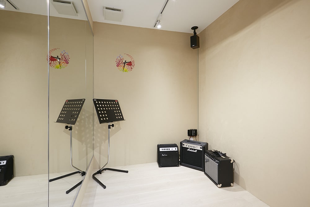 レッスンルームはすべて防音となっており、スエード調の最高級人工皮革素材である、東レ・エクセーヌを壁面に使用。気品あふれる空間です。