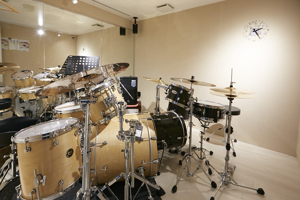ドラムルームにはキッズドラムも完備。講師と一緒に演奏できるだけでなく、親子で一緒にドラムレッスンを受けられます。