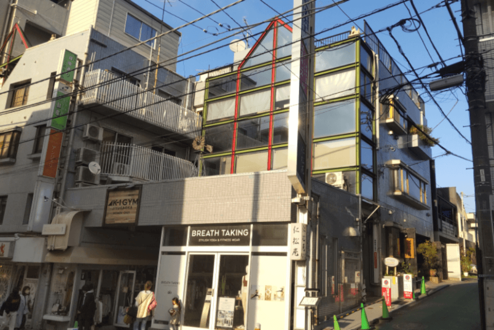 2023年4月より、WeArt自由が丘としてリニューアルオープン！自由が丘駅から徒歩3分の立地で、お気軽に通っていただけます。