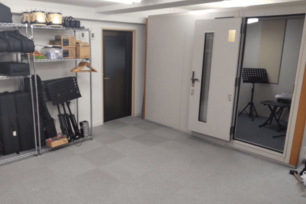 ピアノルームとマルチルームの2部屋をご用意。ピアノルームにはアップライトピアノを完備。マルチルームは幅広いレッスンにご利用いただけます。