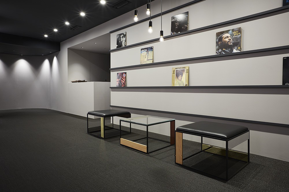 スタイリッシュな雰囲気にあわせたデスクでは、レッスン前後にホッと一息。いつもとは違った非日常な空間を提供しています。