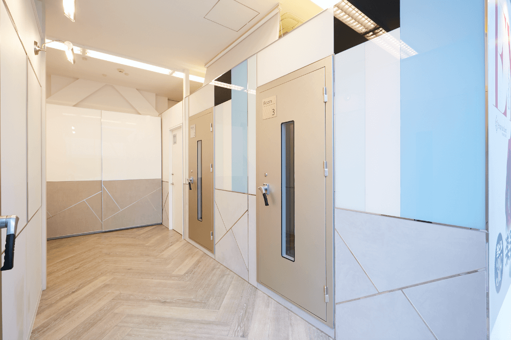 広さの異なるレッスン室が3部屋あり、アンプやキーボード等様々な設備も置いております。レッスン内容にあったお部屋をご利用いただけます。