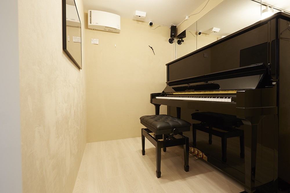 防音完備の部屋にアップライトピアノをご用意