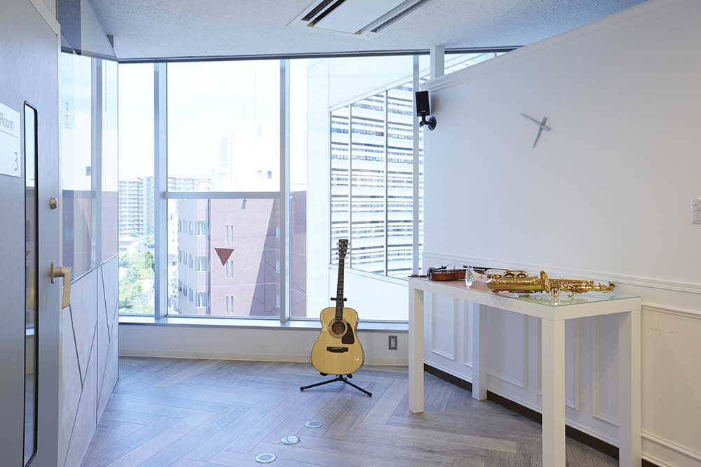 白を基調とし、デザインガラスを施した、高級感溢れる内装