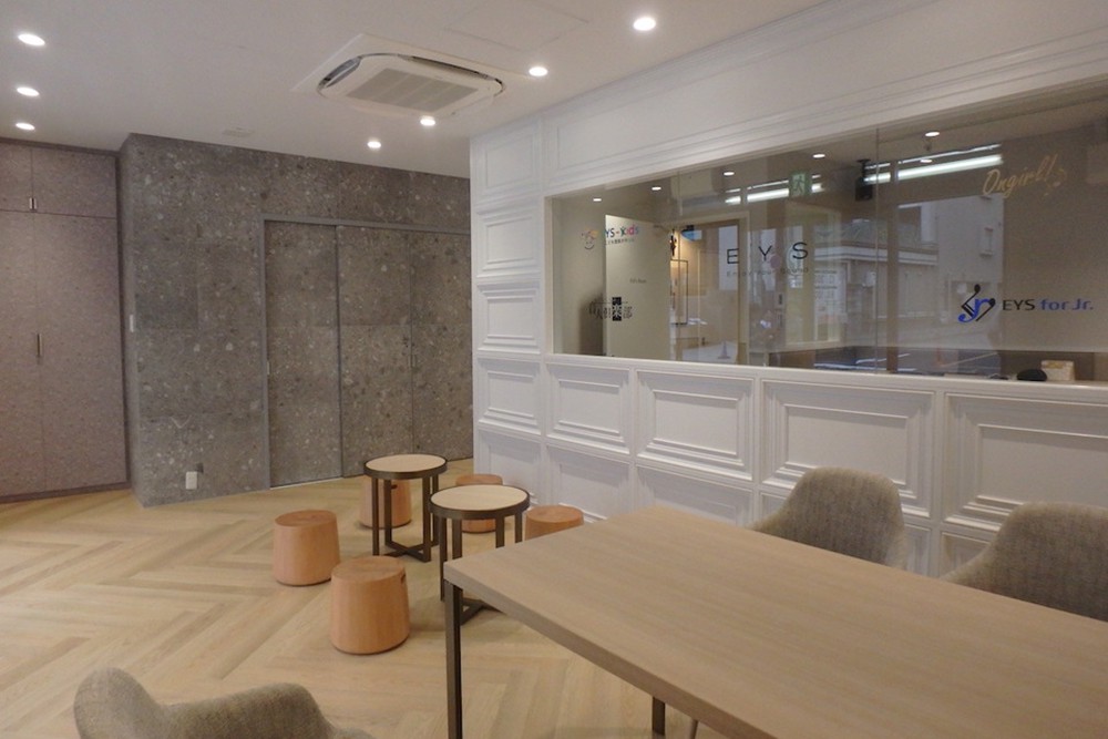 EYS音楽教室 京都スタジオは2019年10月に移転リニューアルしました。四条駅・烏丸駅 徒歩3分の立地にあり、京都らしい落ち着いた雰囲気の空間です。