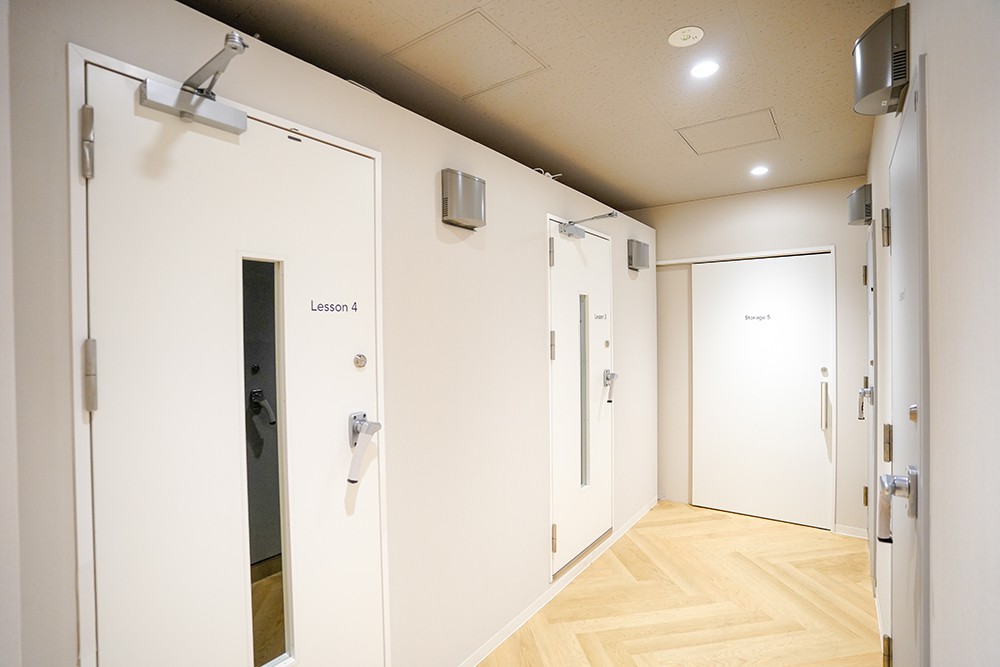 広さの異なるレッスン室が7部屋あり、アンプやキーボード等様々な設備も置いております。レッスン内容にあったお部屋をご利用いただけます。