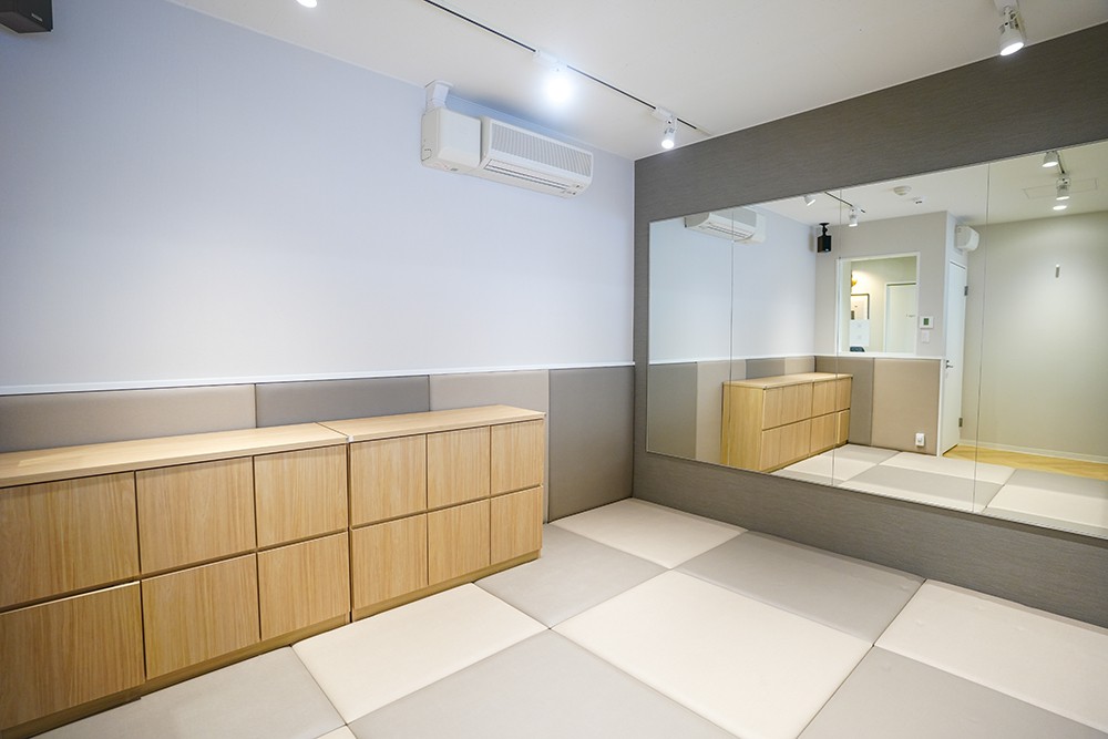 キッズルームは床も壁もクッション性があり、お子様を怪我から守ります。安心して思いっきり身体を動かして楽しみましょう。