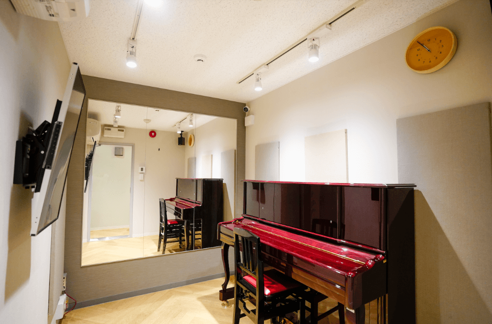アップライトピアノも配備しています。生ピアノらしい打鍵感と音色を感じながら本格的なレッスンを受講いただけます。
