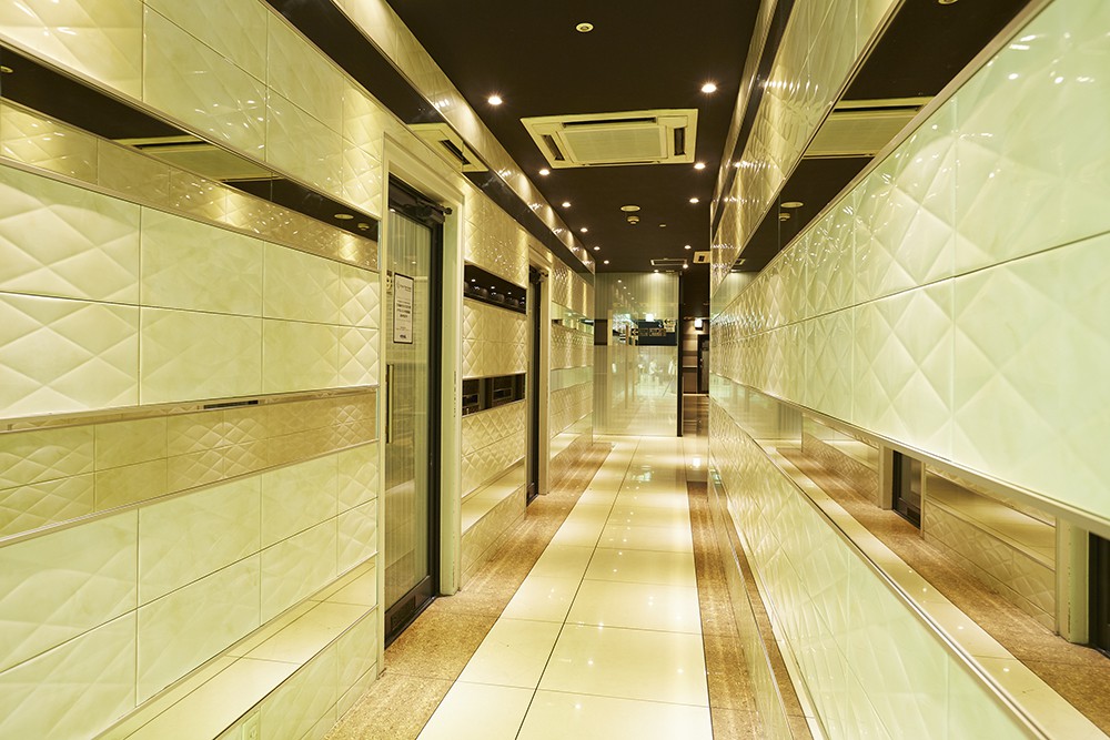 カラオケのイメージを覆すような、高級感のある通路。いつもとは違う非日常な空間で、音楽をエンジョイしませんか？