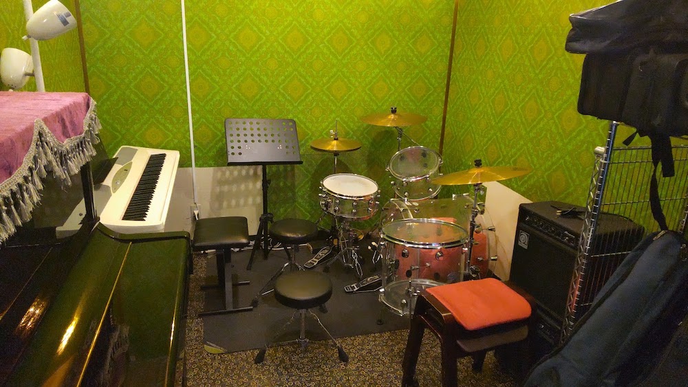 日によっては広々としたカラオケルームでのレッスンも。カラオケ設備も使い放題なので、ボーカルレッスンを受けたい方には特におすすめです。