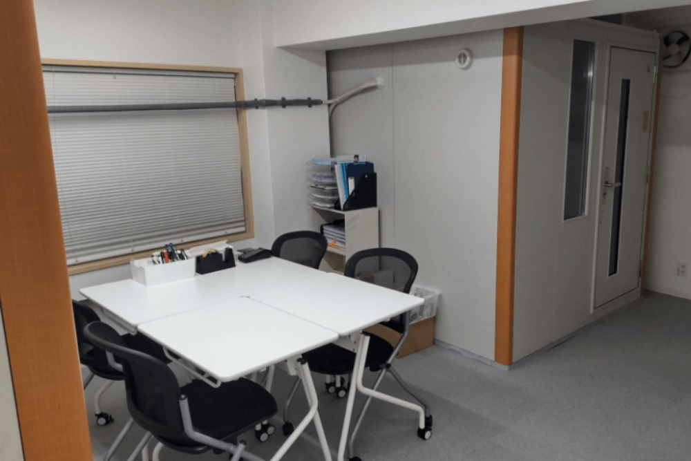 待合室には机も設置してあり、レッスンの予習・復習にも便利です。レッスンの前後もゆったりとお過ごしいただけます。