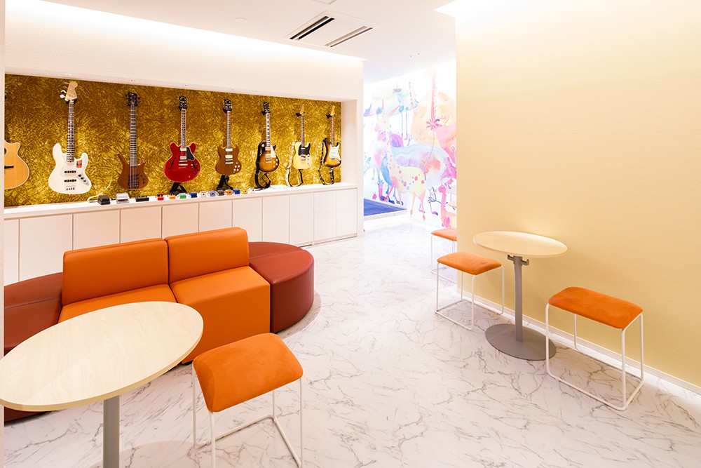 明るく広々としたロビーはレッスン前後の憩いの場となります。壁一面にはギターやベースが飾られており、音楽に溢れた空間です。