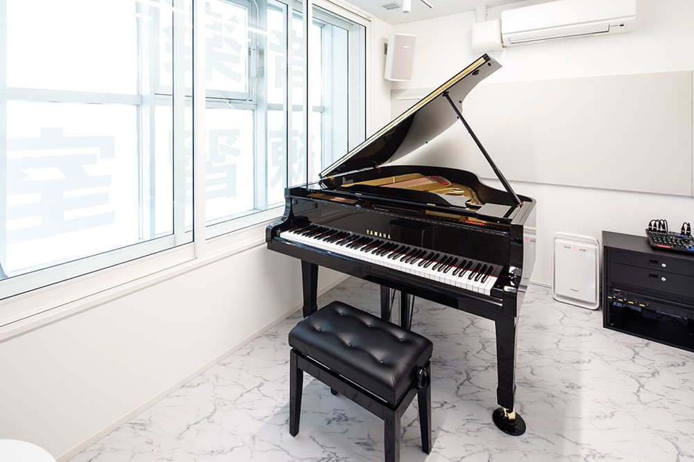 グランドピアノのあるレッスンルームを７つご用意。本格的なレッスンを受けられます。レッスンが無いときはレンタルして個人練習にもお使いいただけます。