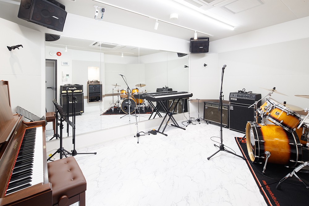 広々としたバンドルームが３つあり、ドラムやギターアンプを揃えています。バンドレッスンはもちろん、他コースのグループレッスンにも対応しています。
