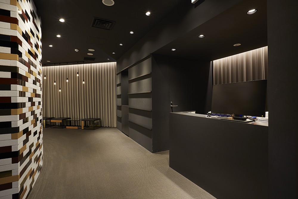 世界的デザイナー鬼木孝一郎氏によるマテリアルセッションデザインを採用。色々な楽器を彷彿とさせ、思わず触りたくなる空間デザインです。