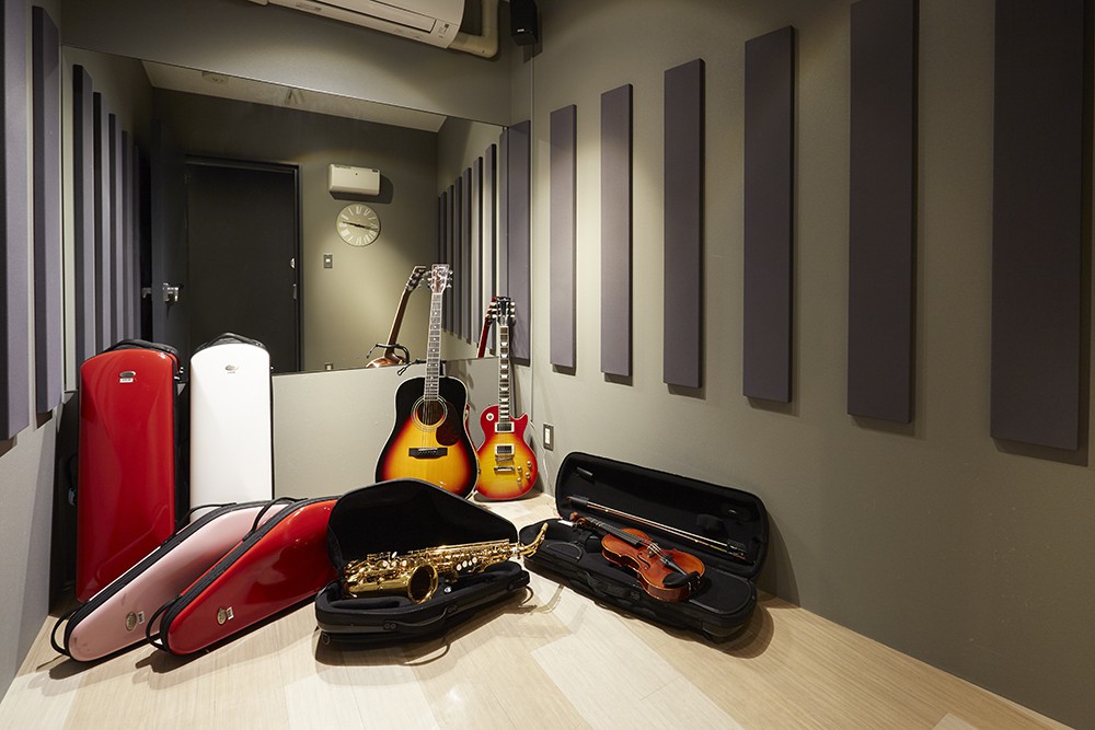 レッスン室の壁面には大きな鏡が。講師の姿勢やテクニックをよく観察できるほか、自身の演奏姿も確認することができます。