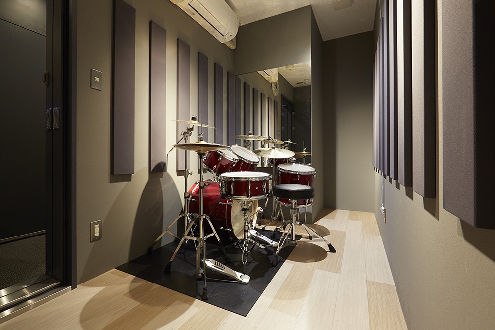 デザインにも品質にもこだわったドラムを配備。防音設備が万全なので、思いっきりドラムを叩けます。運動不足解消にもおすすめです。
