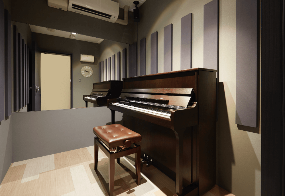 アップライトピアノも配備しています。生ピアノらしい打鍵感と音色を感じながら本格的なレッスンを受講いただけます。